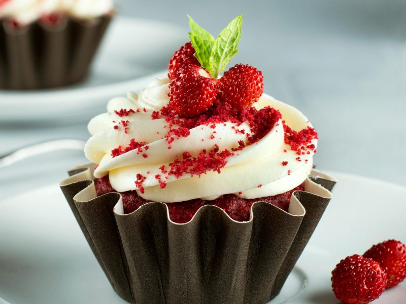 pexels-eira-2525682-min eggless red velvet cupcake
